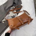 Bolso baguette vintage de cuero marrón caramelo con hebillas plateadas y correa - Marrón