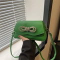 Sac à bandoulière vert vif tendance avec bords ondulés et nœud en strass étincelant - Vert