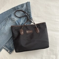 Borsa tote in nylon nero con manici in pelle marrone e logo per uso quotidiano - Nero e Marrone