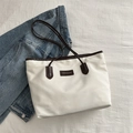 Borsa tote beige minimalista con manici marrone scuro e patch logo Fashion & Bags - Bianco & Caffè
