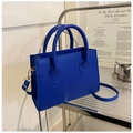 Bolso de mano minimalista azul eléctrico con asas cilíndricas y herrajes dorados - Azul
