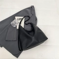 Minimalistische schwarze Hobo-Schultertasche aus Leder mit feiner Lychee-Struktur - Schwarz