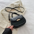 Bolso de hombro retro en cuero sintético negro con asa redonda y cierre metálico - Negro