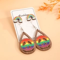 Detail van regenboog vredesteken houten oorbellen op modekaart met bloemdecoratie - Hol Vredesteken Stijl (Regenboog 1)