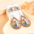 Detail van houten oorbellen met regenboog zonnebloem en Love is Love slogan print - Zonnebloem Love Is Love Stijl (Regenboog 2)