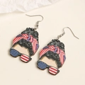 Detalle de pendientes de madera con bandera de EE. UU. y silueta de moño despeinado - Estilo Niña con Gafas de Sol