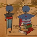Asymmetrische Holzohrringe mit Doktortitel-Hut und Büchern für den Schulanfang Geschenk - Doktorhut Bleistift & Buch Kombination