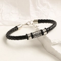 Detalle de pulsera de cuero trenzado negro con cuenta étnica plateada y cierre ajustable - Estilo de tubo de metal con runas nórdicas (6 estilos B406)
