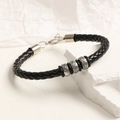 Détail d'un bracelet en cuir tressé noir avec perles argentées et fermoir mousqueton - Perle à motif ajouré vintage (3 modèles B401)
