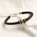 Detalle de una pulsera de cuero trenzado negro con anillos de metal plateado y dorado - Estilo de Aro Metálico de Tres Tonos (8 Estilos B408)