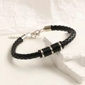 Détail d'un bracelet en cuir tressé noir avec anneaux métalliques et fermoir ajustable - Anneau en métal argenté style minimaliste (Style 2 B400)