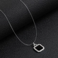 Collar con colgante cuadrado negro minimalista con diamantes en hilo de pescar invisible - Cuadrado