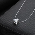 Collier invisible minimaliste avec zircon triangulaire flottant et griffes en argent - Triangulaire