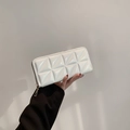 Mini pochette bianca con motivo geometrico 3D, cerniera dorata e texture in ecopelle - Bianco