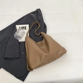 Schicke braune Hobo-Tasche mit Lychee-Muster und verstellbarem Riemen für das Büro - Khaki