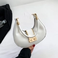 Bolso media luna blanco de cuero con cierre giratorio dorado y asa de metal - Blanco