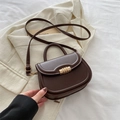 Mini bolso de silla color café en cuero PU liso con hebilla de metal dorado fino - Marrón