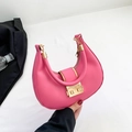 Bolso de hombro de media luna rosa brillante a la moda con hebilla dorada - Rosa