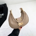 Elegante bolso de hombro caqui tipo media luna con herrajes dorados y cuero mate - Caqui