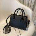 Borsa tote quadrata nera classica in pelle PU opaca con manici e tracolla regolabile - Nero