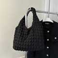 Elegante borsa tote nera con texture a bolle e tessuto pieghettato su gruccia - Nero
