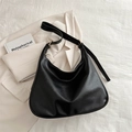 Bolso hobo negro elegante con correa ancha ajustable y hebilla de metal dorado fino - Negro