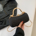Glänzende schwarze Abendtasche mit goldener Kette und edlem Strassverschluss - Schwarz