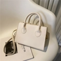 Borsa a mano minimalista bianco crema con doppi manici e ganci in metallo oro - Bianco
