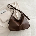 Bolso hobo marrón oscuro con textura de lichi y correa ajustable estilo minimalista - Marrón