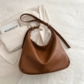Bolso Hobo vintage marrón de cuero sintético con correa ajustable y detalles dorados - Marrón Oscuro