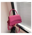 Détail du sac à main rose fuchsia à motif crocodile avec poignée tressée et métal doré - Rose Rouge