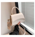 Détail du sac à main crème effet crocodile avec poignée ronde tressée et jeu d'ombres douces - Blanc