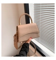 Detalle del bolso beige con estampado de cocodrilo, asa trenzada y mini sobre colgante - Caqui
