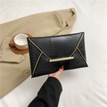 Pochette a busta nera con motivo a coccodrillo e rifiniture in metallo dorato - Nero
