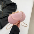 Pochette ovale rosa intrecciata con chiusura a fiocco dorato e tracolla a catena donna - Rosa