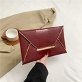 Pochette a busta rosso scuro con trama a coccodrillo e bordo in metallo a V dorato - Rosso