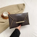 Pochette a busta marrone scuro con trama a coccodrillo e dettagli in metallo oro - Marrone