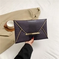 Pochette a busta viola scuro motivo coccodrillo con bordo dorato per eventi formali - Viola