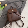 Brauner Mini-Rucksack aus Kunstleder mit weißem Schmetterlings-Verschluss und Kordelzug - Braun