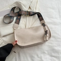 Borsa sottobraccio beige in ecopelle con ampia tracolla intrecciata a motivi etnici - Bianco Sporco