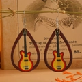 Boucles d'oreilles vintage en bois en forme de goutte avec motif guitare électrique gravé - Guitare Électrique