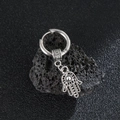 Punk roestvrijstalen oorbel met Hamsa-hand hanger op zwarte vulkanische rotsachtergrond - Zilver