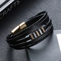 Détail d'un bracelet multicouche en cuir noir avec anneaux argentés et fermoir aimanté - Noir