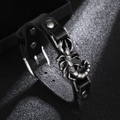 Pulsera de cuero vintage con dije de escorpión metálico y detalles de estilo punk - Negro
