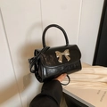 Sac à main élégant en cuir verni noir avec nœud doré et bandoulière amovible - Noir