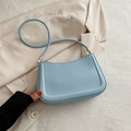 Sac à bandoulière minimaliste en cuir bleu clair avec détails dorés pour femmes - Bleu