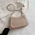 Sac sous le bras beige minimaliste avec texture lisse et détails en métal doré - Kaki