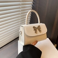 Sac bandoulière en cuir verni blanc crème avec boucle noeud en métal doré pour femme - Blanc