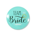 Dettaglio della spilla Team Bride verde menta con anello d'oro e motivi di foglie - Turchese Team Bride