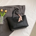 Borsa tote nera minimalista con elegante foulard in seta sul manico per donna chic - Nero